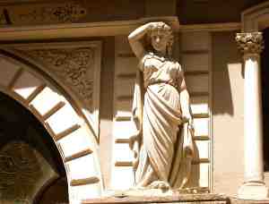 2006_Istanbul_Cicek_Pasaji_Kadin_Heykeli